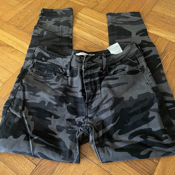 Levi's 711 Skinny Jeans - Picture 3 of 8